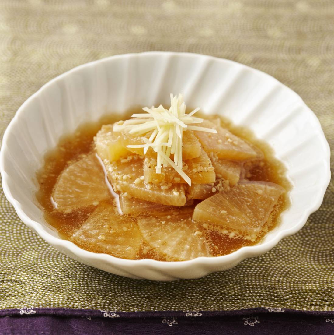 Grilled daikon radish <br>in sesame flavored broth